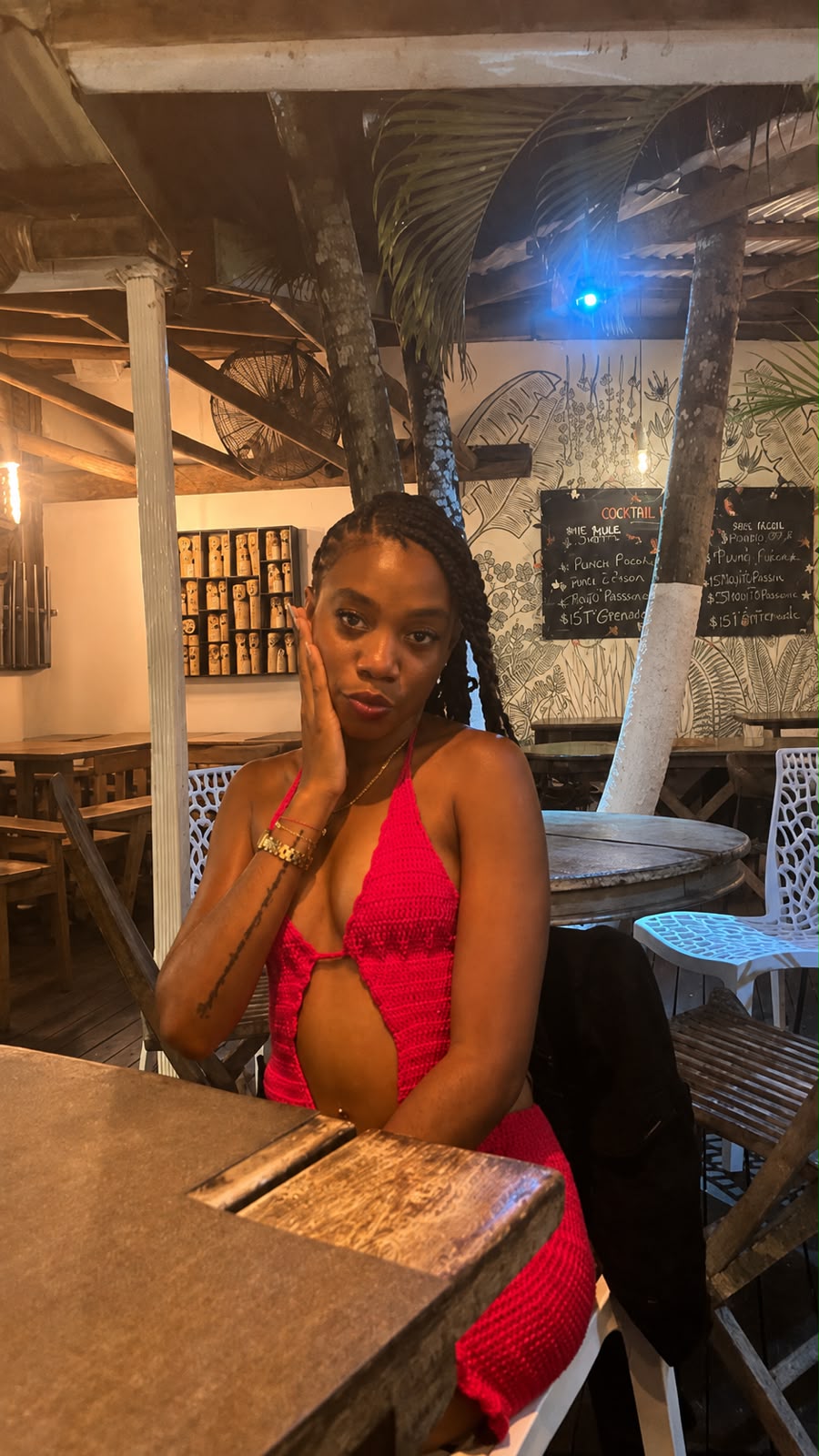 Mélissa, créatrice des Mailles de Mels, portant une création au crochet rouge